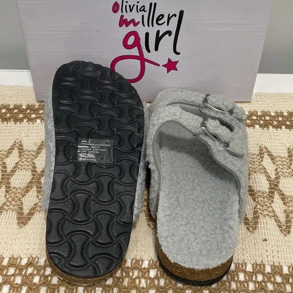 Olivia Miller Girl’s Cloud Lounge Sandals Faux Fur Gray Size 2 - Picture 6 of 7